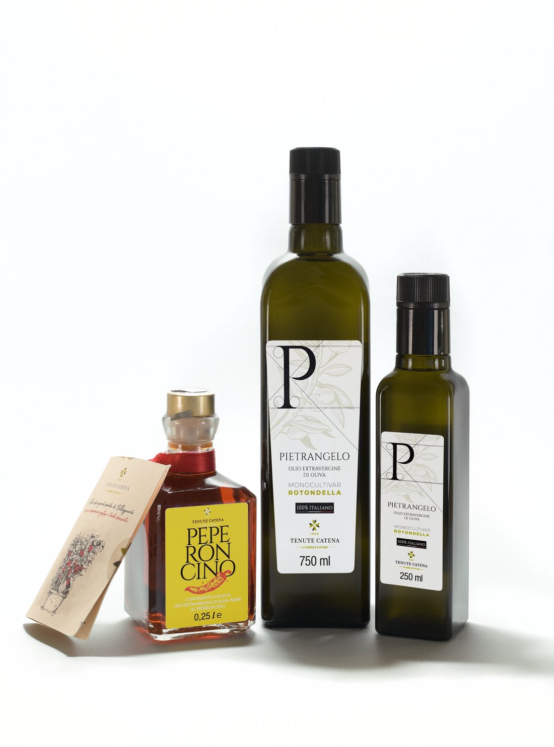 Las botellas Pietrangelo de 750 ml y 250 ml junto a PEPE, el condimento al chile