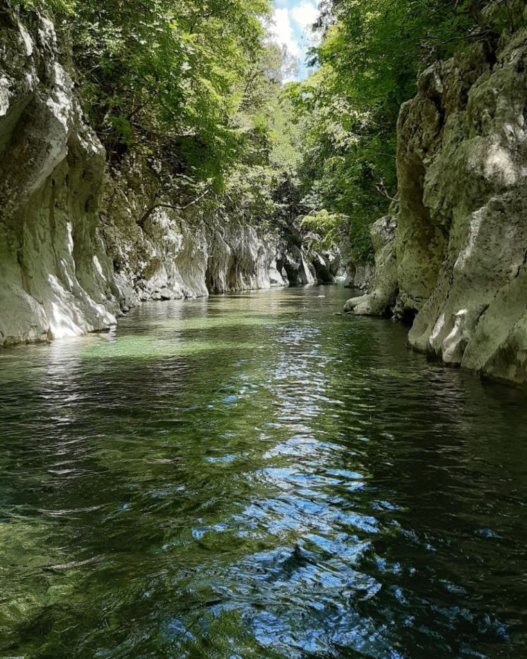 Le gole del Calore: acqua verde fra pareti di roccia bianca