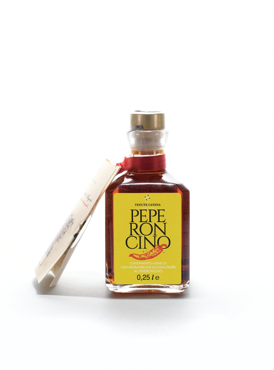 La botella PEPE, condimento a base de aceite de oliva virgen extra y guindilla, con su etiqueta escrita a mano